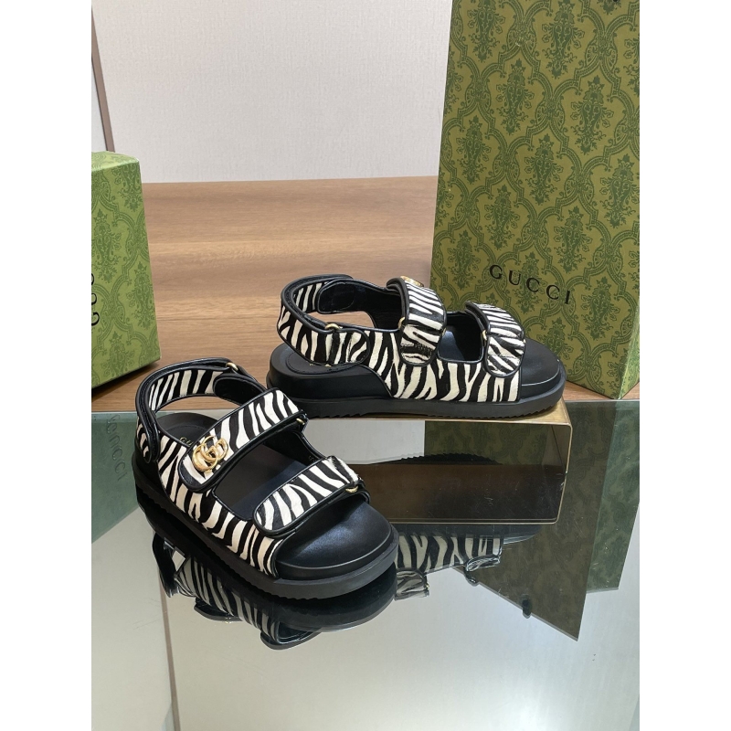 G*u*i sandals